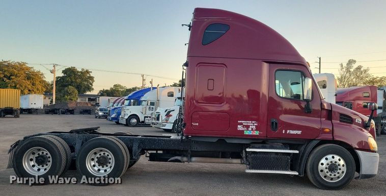 image for item MO9675 2015 Freightliner Cascadia 113  semi truck