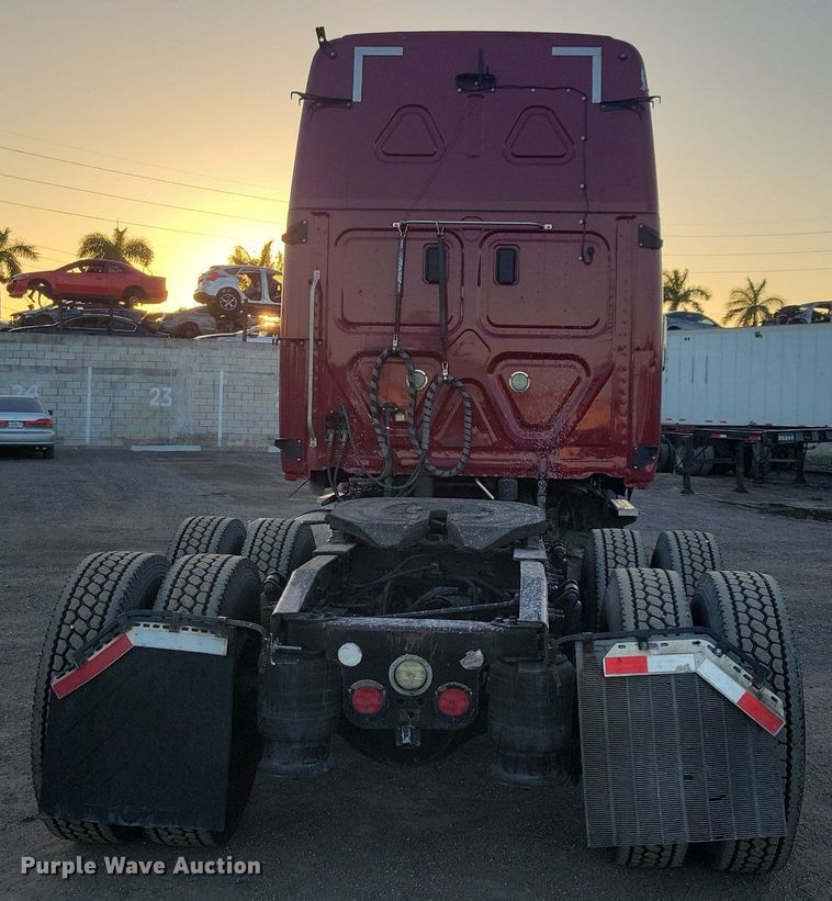 image for item MO9675 2015 Freightliner Cascadia 113  semi truck