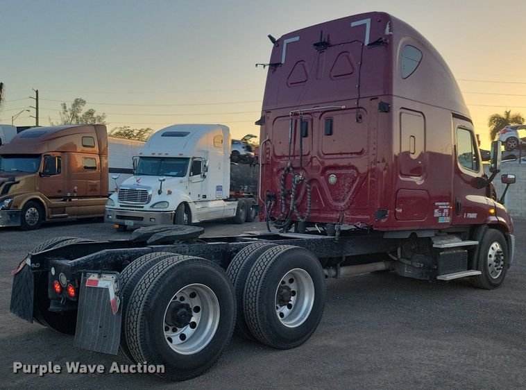 image for item MO9675 2015 Freightliner Cascadia 113  semi truck