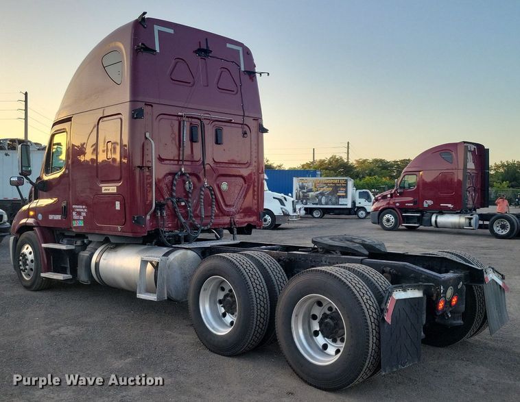 image for item MO9675 2015 Freightliner Cascadia 113  semi truck