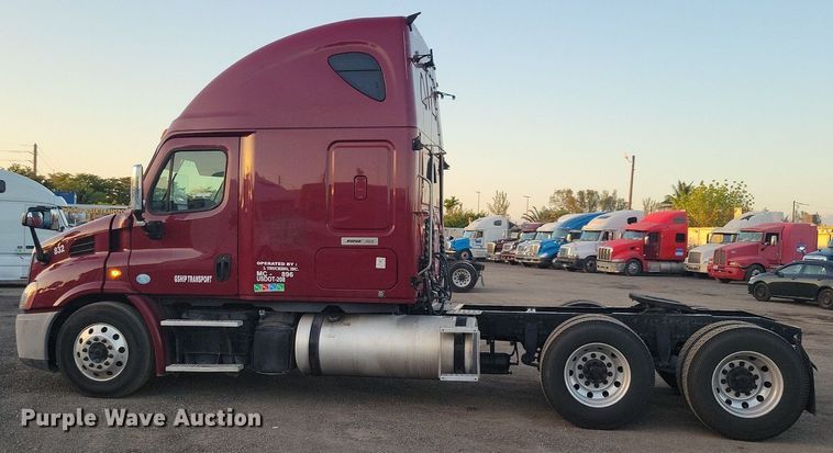 image for item MO9675 2015 Freightliner Cascadia 113  semi truck