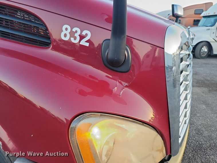 image for item MO9675 2015 Freightliner Cascadia 113  semi truck