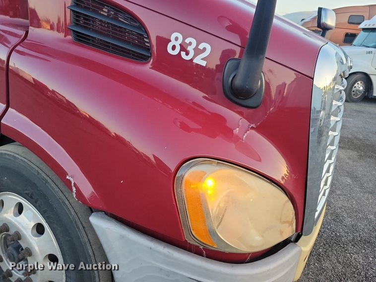 image for item MO9675 2015 Freightliner Cascadia 113  semi truck