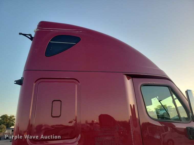 image for item MO9675 2015 Freightliner Cascadia 113  semi truck