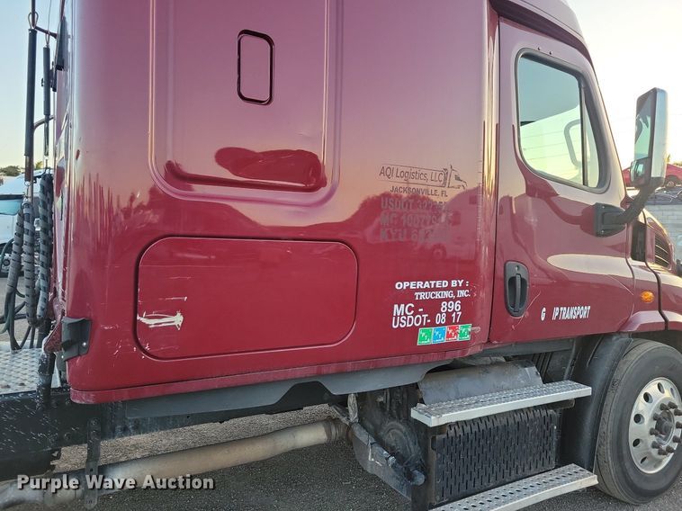 image for item MO9675 2015 Freightliner Cascadia 113  semi truck