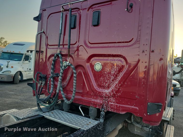 image for item MO9675 2015 Freightliner Cascadia 113  semi truck