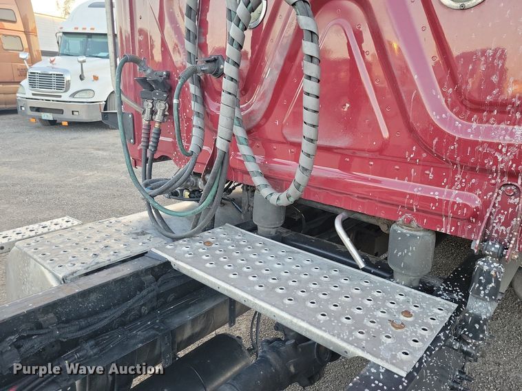 image for item MO9675 2015 Freightliner Cascadia 113  semi truck