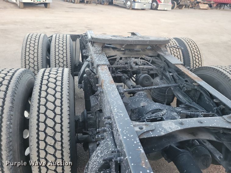 image for item MO9675 2015 Freightliner Cascadia 113  semi truck