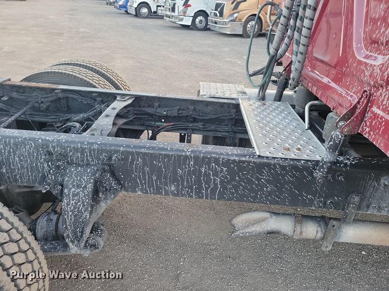 image for item MO9675 2015 Freightliner Cascadia 113  semi truck