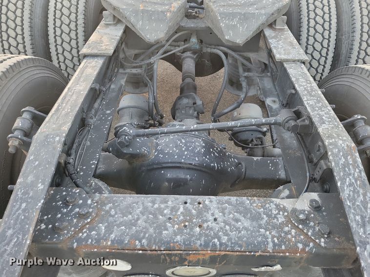 image for item MO9675 2015 Freightliner Cascadia 113  semi truck