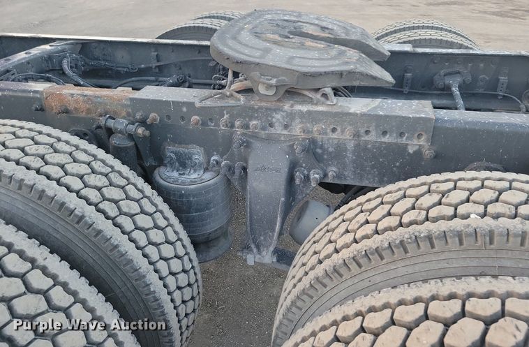 image for item MO9675 2015 Freightliner Cascadia 113  semi truck