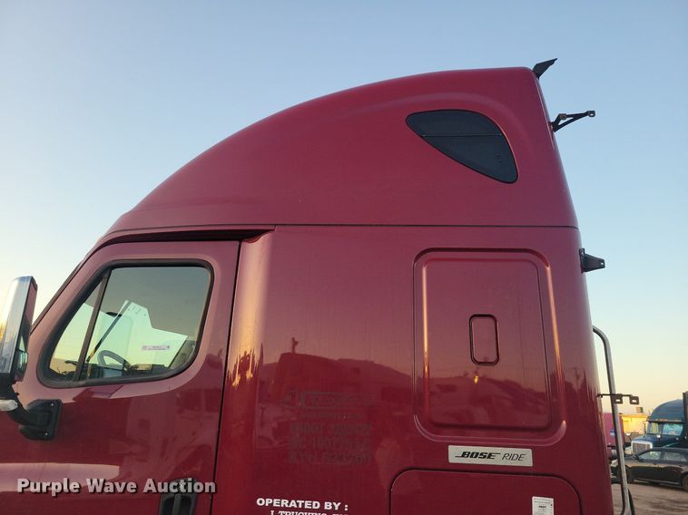 image for item MO9675 2015 Freightliner Cascadia 113  semi truck