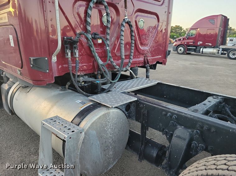 image for item MO9675 2015 Freightliner Cascadia 113  semi truck