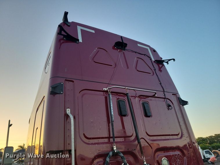 image for item MO9675 2015 Freightliner Cascadia 113  semi truck