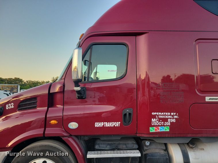 image for item MO9675 2015 Freightliner Cascadia 113  semi truck