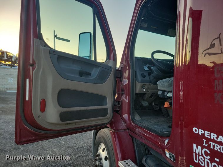 image for item MO9675 2015 Freightliner Cascadia 113  semi truck