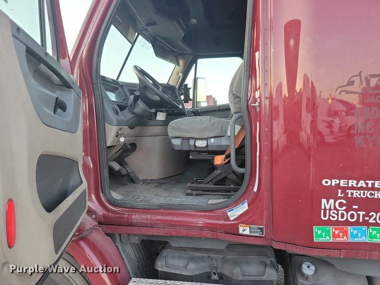 image for item MO9675 2015 Freightliner Cascadia 113  semi truck