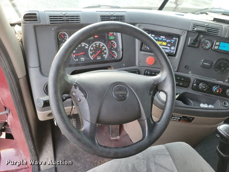 image for item MO9675 2015 Freightliner Cascadia 113  semi truck