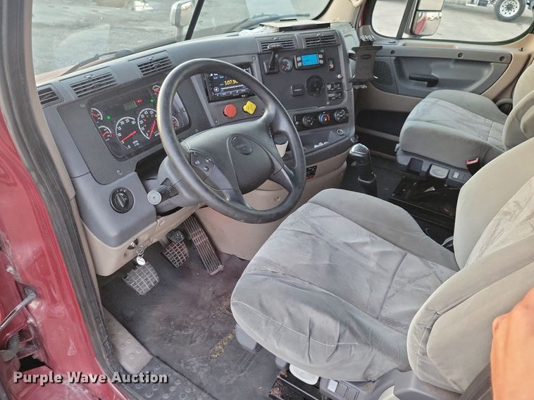 image for item MO9675 2015 Freightliner Cascadia 113  semi truck