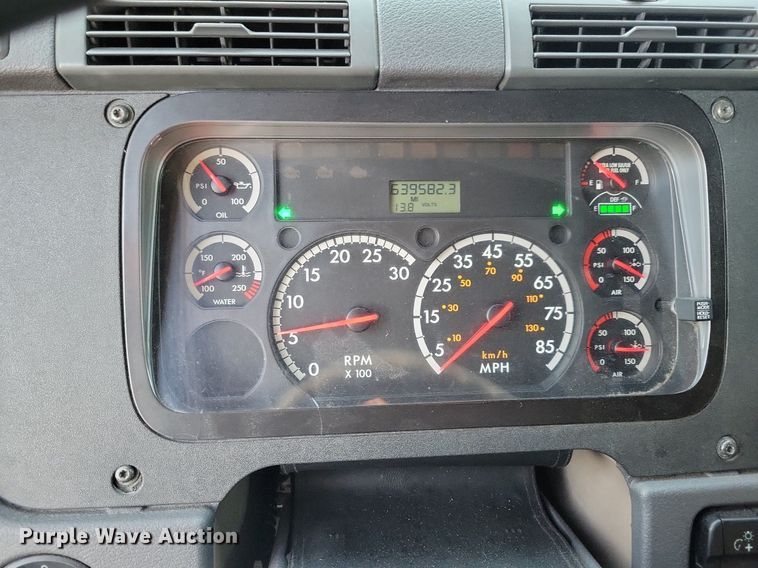 image for item MO9675 2015 Freightliner Cascadia 113  semi truck