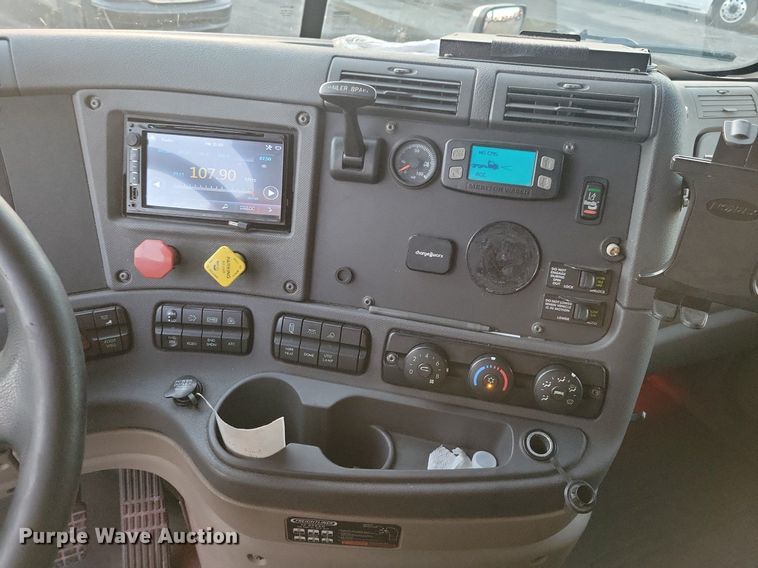 image for item MO9675 2015 Freightliner Cascadia 113  semi truck