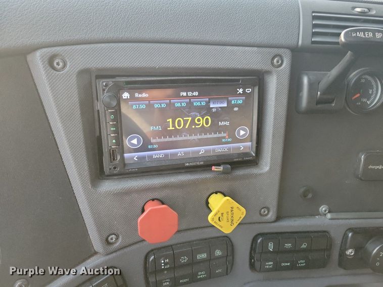 image for item MO9675 2015 Freightliner Cascadia 113  semi truck