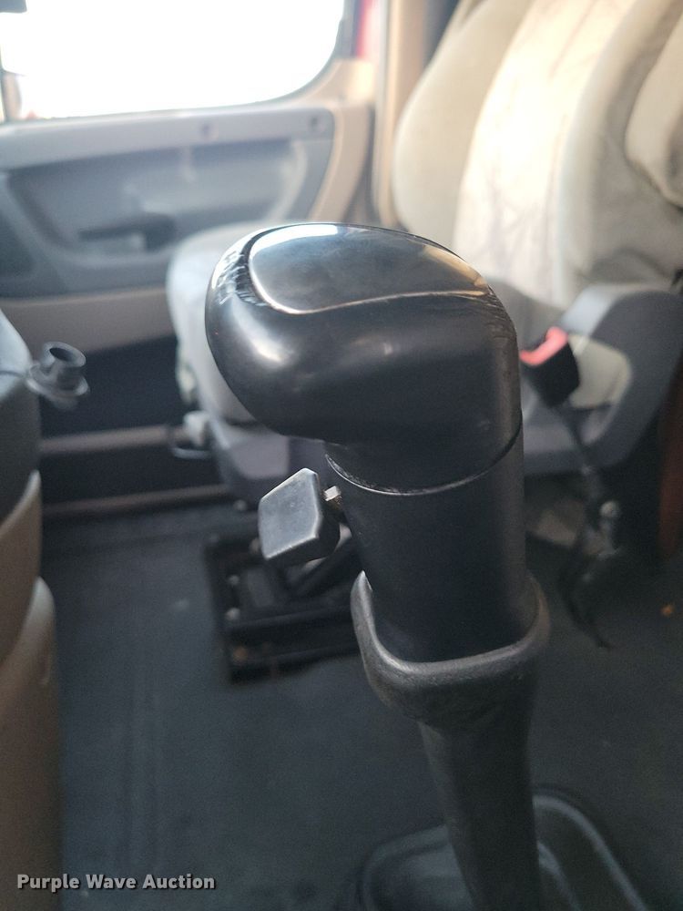 image for item MO9675 2015 Freightliner Cascadia 113  semi truck