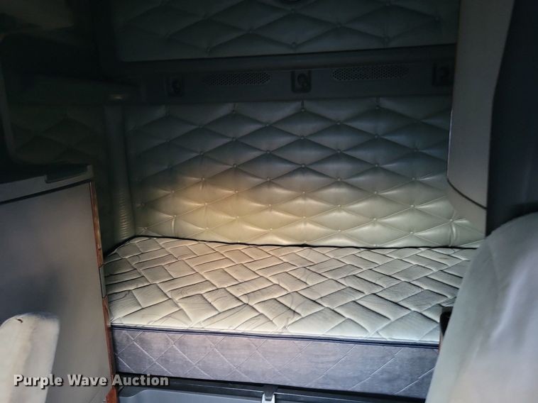 image for item MO9675 2015 Freightliner Cascadia 113  semi truck