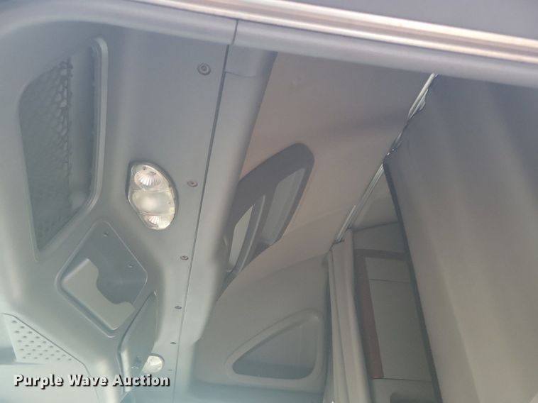 image for item MO9675 2015 Freightliner Cascadia 113  semi truck