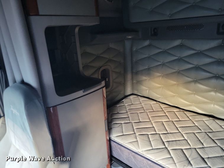 image for item MO9675 2015 Freightliner Cascadia 113  semi truck