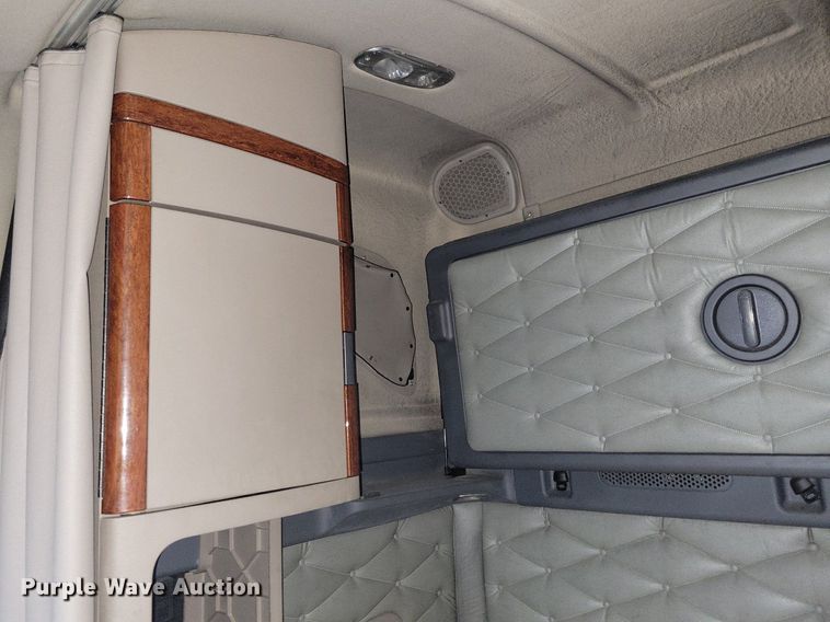 image for item MO9675 2015 Freightliner Cascadia 113  semi truck