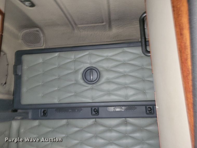 image for item MO9675 2015 Freightliner Cascadia 113  semi truck