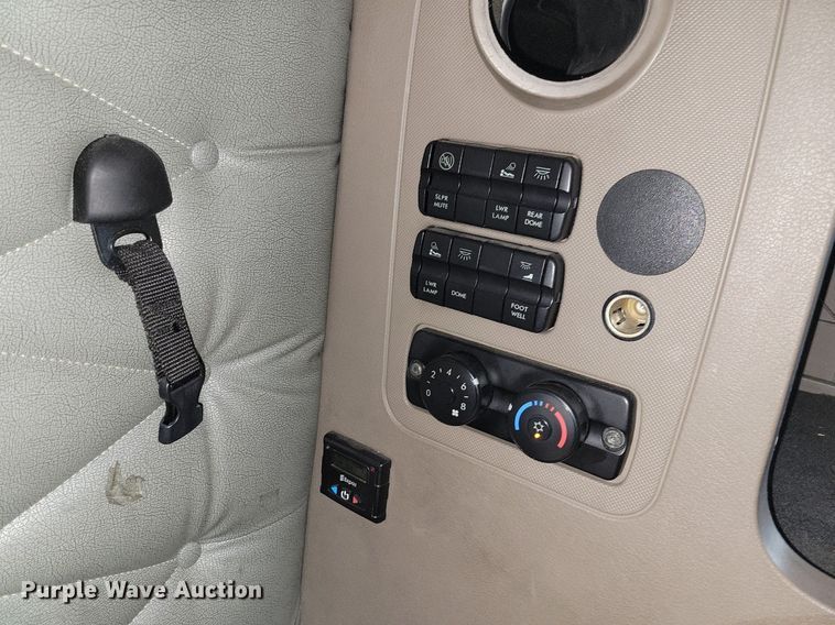 image for item MO9675 2015 Freightliner Cascadia 113  semi truck