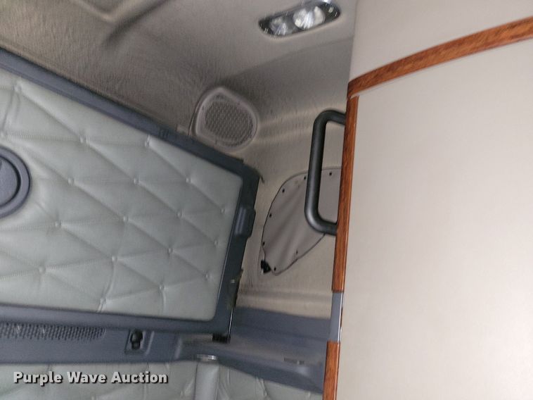 image for item MO9675 2015 Freightliner Cascadia 113  semi truck