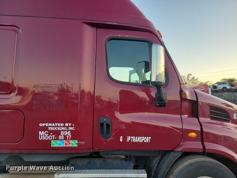 image for item MO9675 2015 Freightliner Cascadia 113  semi truck