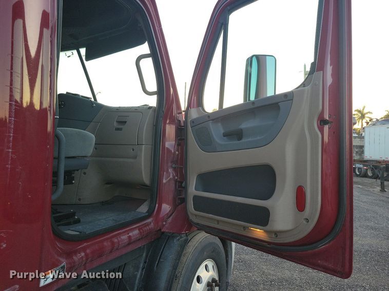 image for item MO9675 2015 Freightliner Cascadia 113  semi truck