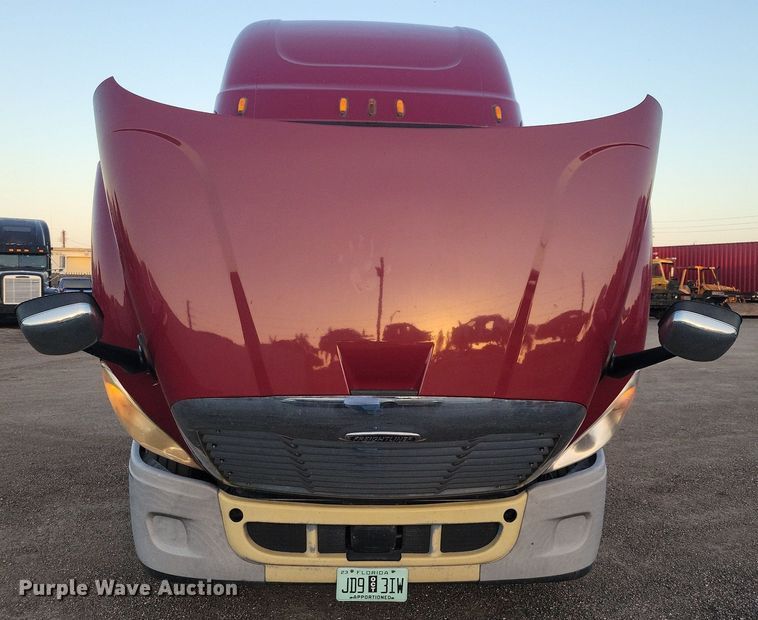 image for item MO9675 2015 Freightliner Cascadia 113  semi truck