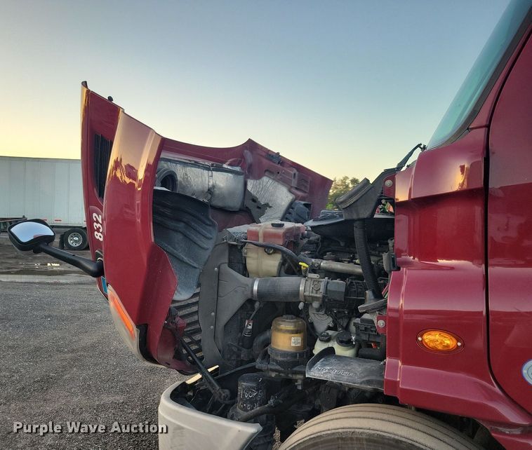 image for item MO9675 2015 Freightliner Cascadia 113  semi truck