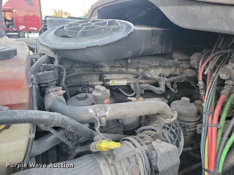 image for item MO9675 2015 Freightliner Cascadia 113  semi truck