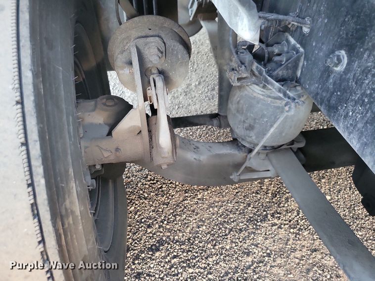 image for item MO9675 2015 Freightliner Cascadia 113  semi truck