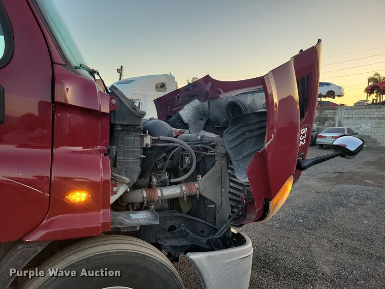 image for item MO9675 2015 Freightliner Cascadia 113  semi truck