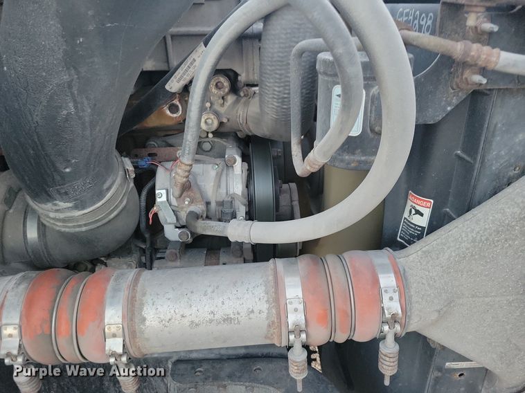 image for item MO9675 2015 Freightliner Cascadia 113  semi truck