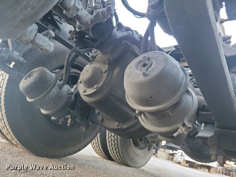 image for item MO9675 2015 Freightliner Cascadia 113  semi truck