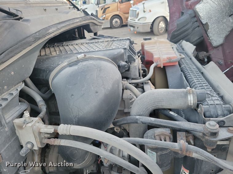 image for item MO9675 2015 Freightliner Cascadia 113  semi truck