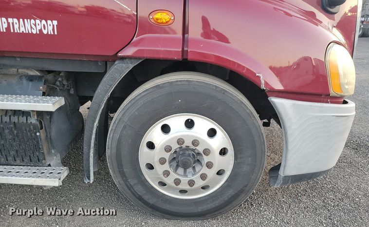 image for item MO9675 2015 Freightliner Cascadia 113  semi truck