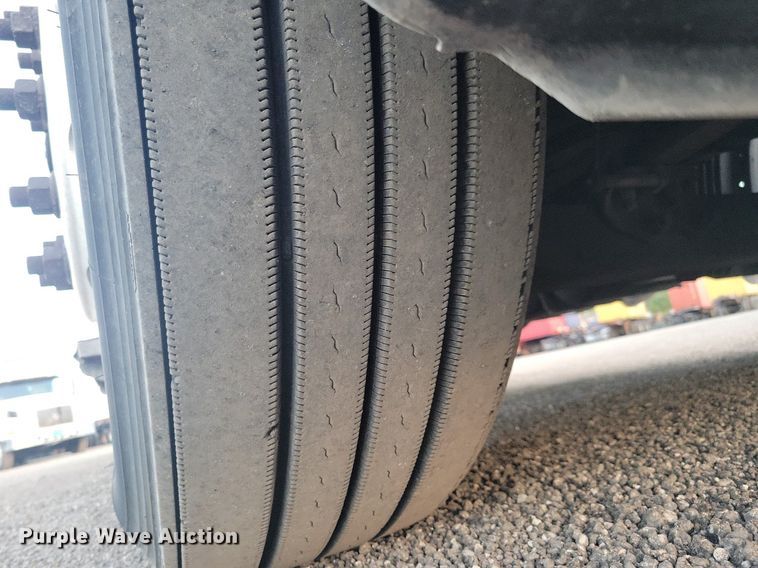 image for item MO9675 2015 Freightliner Cascadia 113  semi truck