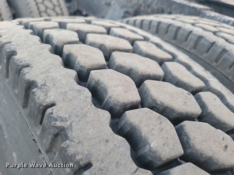 image for item MO9675 2015 Freightliner Cascadia 113  semi truck