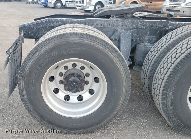 image for item MO9675 2015 Freightliner Cascadia 113  semi truck