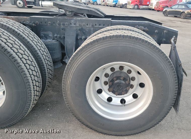 image for item MO9675 2015 Freightliner Cascadia 113  semi truck