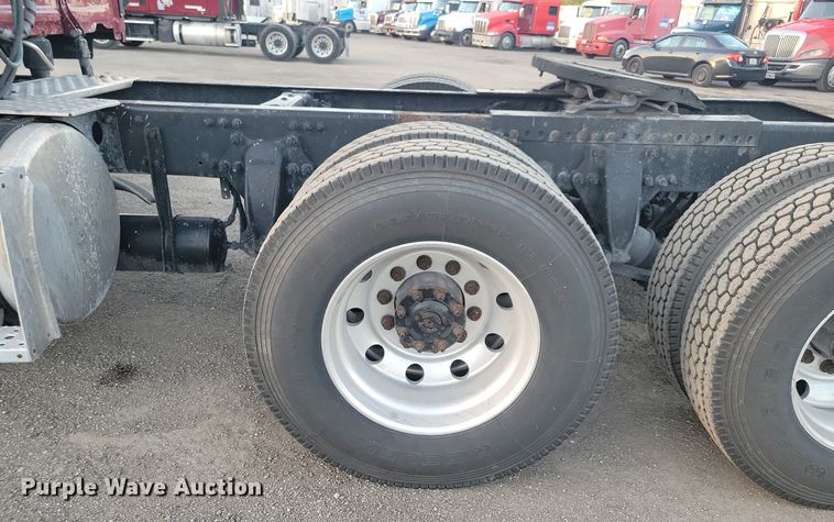 image for item MO9675 2015 Freightliner Cascadia 113  semi truck